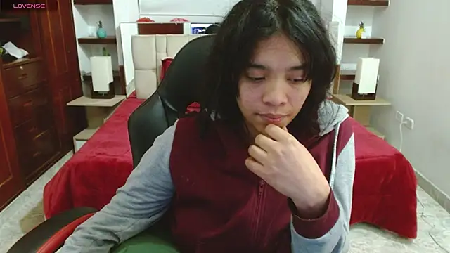 laureentt  online show from March 8, 2025, 10:11 am