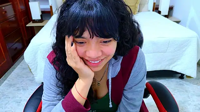 laureentt  online show from December 17, 2025, 7:47 am