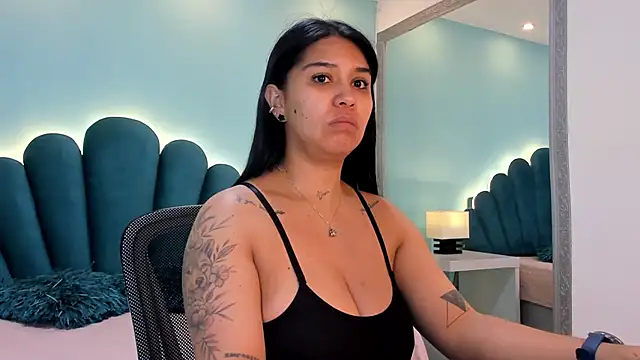 sharlott18 online show from November 26, 2025, 12:39 pm