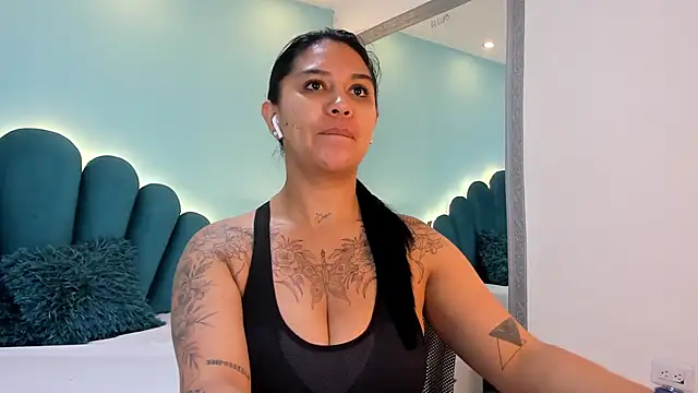 sharlott18 online show from January 13, 2026, 12:32 pm