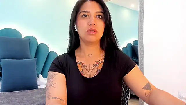 sharlott18 online show from March 5, 2026, 3:19 pm