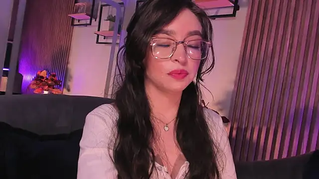 Eva Macalliter online show from April 19, 2026, 3:17 am