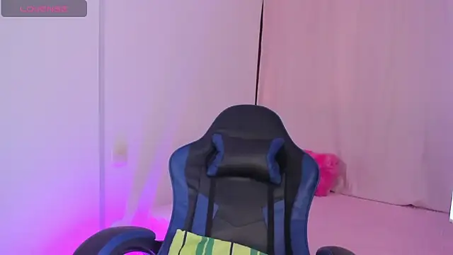 roseliam25 online show from October 7, 2025, 7:55 pm