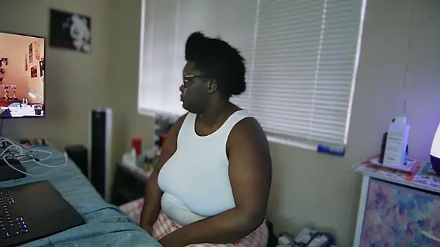 Yagurl  west online show from February 17, 2025, 12:43 am