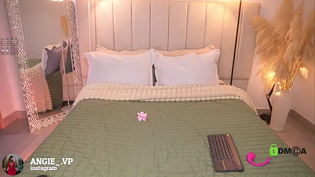 nicoletth18 online show from April 10, 2026, 11:37 am