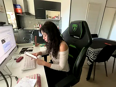 Snapshot of Chloe_Ricci chatting on November 10, 2025, 8:02 am Chloe Ricci online show from November 10, 2025, 8:02 am