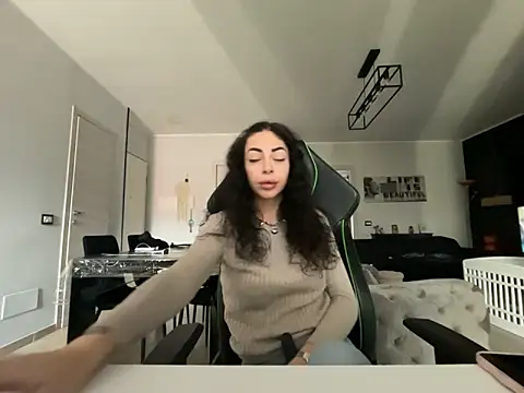 Snapshot of Chloe_Ricci chatting on December 1, 2025, 8:08 am Chloe Ricci online show from December 1, 2025, 8:08 am