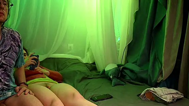 Snapshot of Claudia_and_elon_ chatting on September 29, 2025, 12:16 am Claudia and elon online show from September 29, 2025, 12:16 am