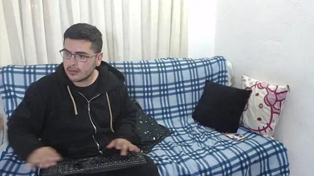 Snapshot of luxury_sex_17 chatting on January 3, 2025, 12:33 am luxury sex 17 online show from January 3, 2025, 12:33 am