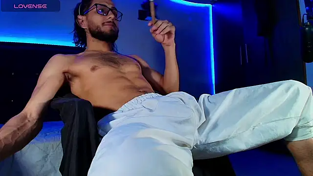 kuzzcoo online show from November 3, 2025, 3:19 am