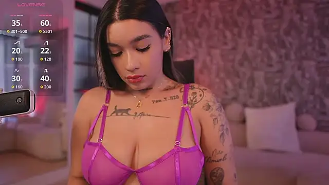 HannahW  online show from September 18, 2025, 6:21 pm