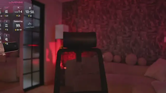 HannahW  online show from September 21, 2025, 12:07 pm