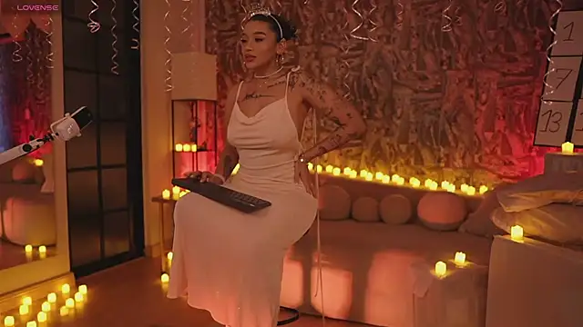 HannahW  online show from October 4, 2025, 10:08 pm