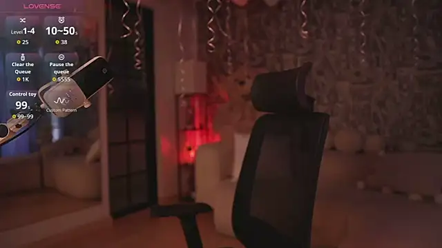 HannahW  online show from October 25, 2025, 9:20 pm