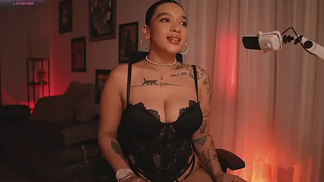 HannahW  online show from April 2, 2026, 9:45 pm