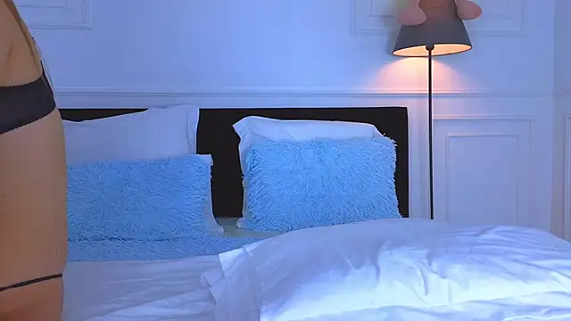 Snapshot of NicoleMarani chatting on December 20, 2024, 2:30 am NicoleMarani online show from December 20, 2024, 2:30 am