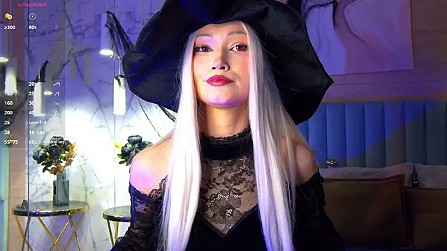 Snapshot of CarolReeves chatting on October 31, 2025, 6:14 am CarolReeves online show from October 31, 2025, 6:14 am