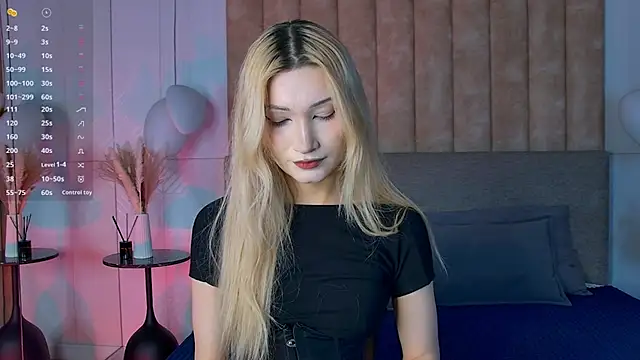 Snapshot of CarolReeves chatting on November 18, 2025, 6:18 am CarolReeves online show from November 18, 2025, 6:18 am