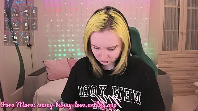 EmmyBunny online show from February 5, 2026, 2:22 pm