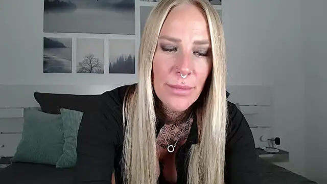 Snapshot of Lara-CumKitten chatting on December 19, 2024, 2:02 pm Lara-CumKitten online show from December 19, 2024, 2:02 pm