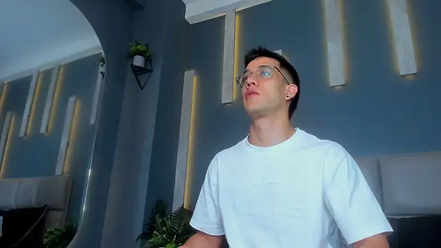 alexgiraldo  online show from February 5, 2025, 11:23 am