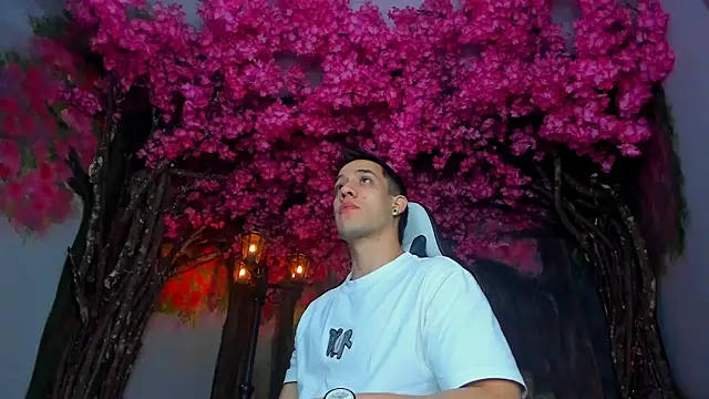 alexgiraldo  online show from February 15, 2025, 11:28 am