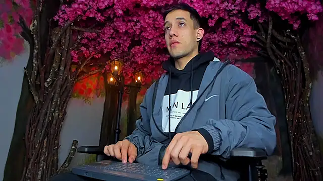 alexgiraldo  online show from February 16, 2025, 11:27 am