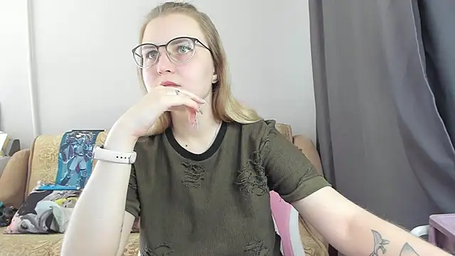 Snapshot of MissBrightShine chatting on August 2, 2026, 12:58 pm MissBrightShine online show from August 2, 2026, 12:58 pm