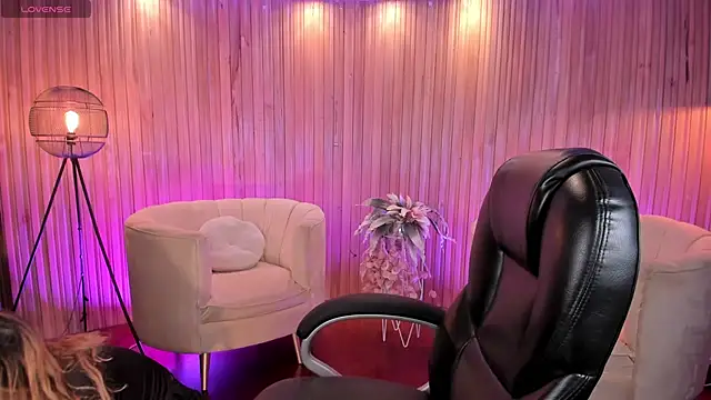 Snapshot of LisaMonroe_ chatting on February 8, 2025, 12:28 pm LisaMonroe online show from February 8, 2025, 12:28 pm