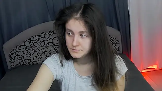 Holliy Cooper online show from December 15, 2025, 9:13 am