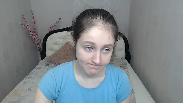 Holliy Cooper online show from April 9, 2026, 7:14 am