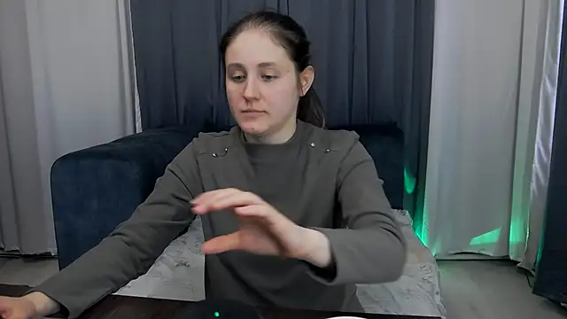 Holliy Cooper online show from April 24, 2026, 7:44 am