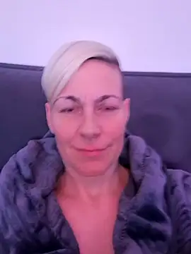 Snapshot of DarleenHot chatting on December 3, 2024, 8:17 pm DarleenHot online show from December 3, 2024, 8:17 pm