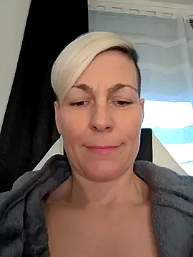 Snapshot of DarleenHot chatting on December 17, 2024, 2:44 pm DarleenHot online show from December 17, 2024, 2:44 pm