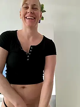 Snapshot of DarleenHot chatting on January 7, 2025, 9:18 am DarleenHot online show from January 7, 2025, 9:18 am