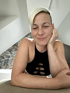 Snapshot of DarleenHot chatting on October 2, 2025, 5:31 pm DarleenHot online show from October 2, 2025, 5:31 pm