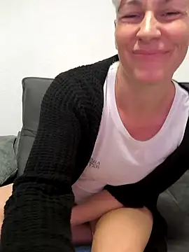 Snapshot of DarleenHot chatting on October 21, 2025, 6:30 pm DarleenHot online show from October 21, 2025, 6:30 pm