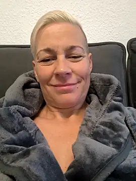 Snapshot of DarleenHot chatting on October 22, 2025, 6:35 am DarleenHot online show from October 22, 2025, 6:35 am