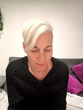 Snapshot of DarleenHot chatting on October 24, 2025, 6:48 pm DarleenHot online show from October 24, 2025, 6:48 pm