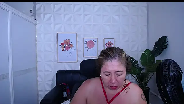 Valentinaa mature online show from January 10, 2026, 1:07 am