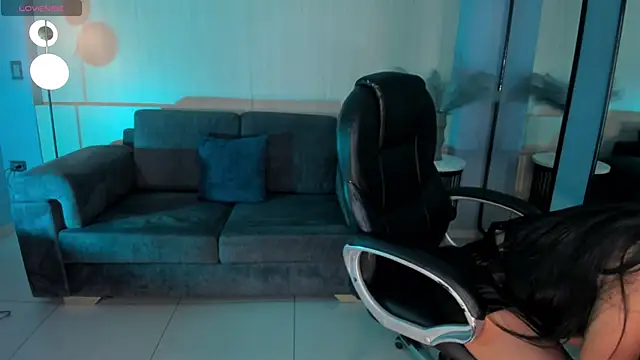 LizzHamilton   online show from March 5, 2025, 9:15 pm