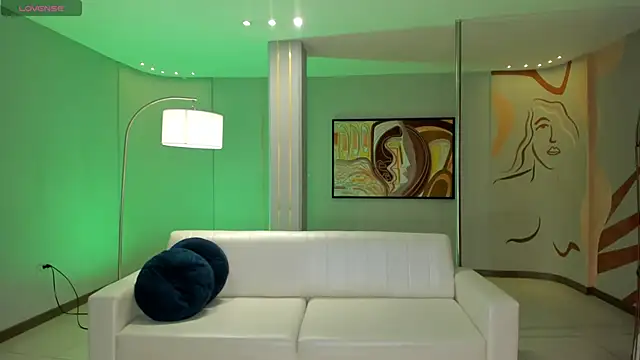 LizzHamilton   online show from October 7, 2025, 8:06 pm