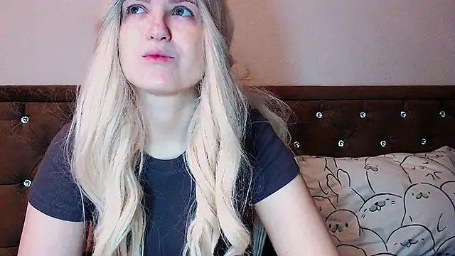 Snapshot of Sara4uu chatting on November 23, 2025, 12:32 am Sara4uu online show from November 23, 2025, 12:32 am