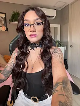 Snapshot of DaniDusan_ chatting on April 27, 2026, 7:01 pm DaniDusan online show from April 27, 2026, 7:01 pm