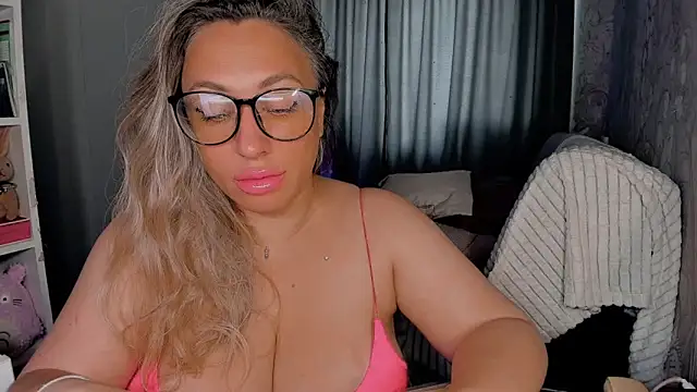 Snapshot of CumOnMy_Tits chatting on October 11, 2025, 1:38 am CumOnMy Tits online show from October 11, 2025, 1:38 am