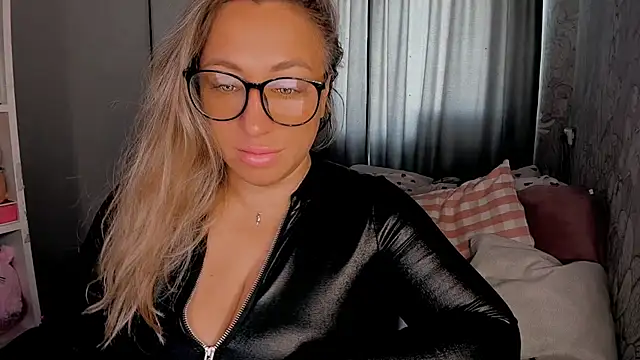 Snapshot of CumOnMy_Tits chatting on October 12, 2025, 4:33 am CumOnMy Tits online show from October 12, 2025, 4:33 am