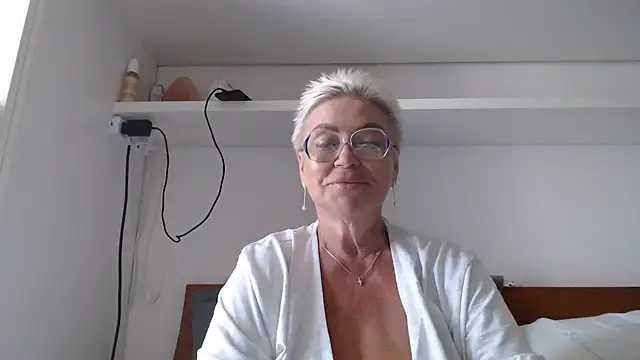 LindaL online show from July 1, 2026, 10:39 am